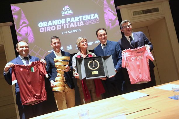 Il Giro parte forte con la Venaria-Torino. Nibali: “Pogacar favorito, potrebbe prendere subito la maglia rosa" Il Giro parte forte con la Venaria-Torino. Nibali: “Pogacar favorito, potrebbe prendere subito la maglia rosa"