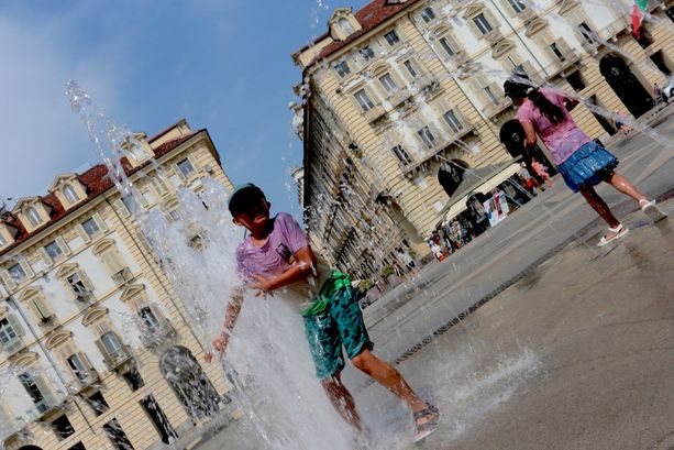 Torino rallenta, ma non si svuota: primo lunedì di agosto vivace tra turisti e attività aperte [VIDEO]