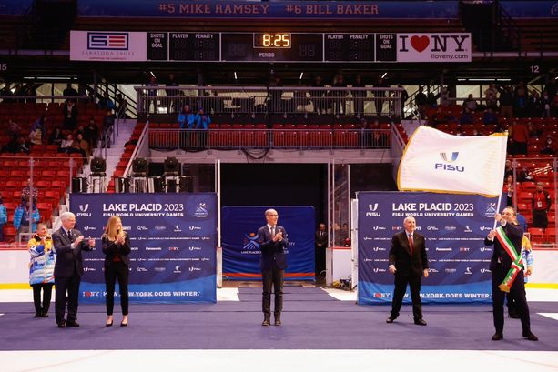 La bandiera passa di mano, a Lake Placid sventolano le Universiadi di Torino 2025: si torna a casa La bandiera passa di mano, a Lake Placid sventolano le Universiadi di Torino 2025: si torna a casa
