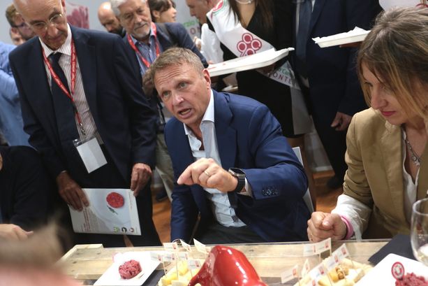 Con “Cavour" e contro i gossip sulle Bermuda: Lollobrigida dal G7 a Torino “chiude” Terramadre tra carne cruda, mele e formaggi Con “Cavour" e contro i gossip sulle Bermuda: Lollobrigida dal G7 a Torino “chiude” Terramadre tra carne cruda, mele e formaggi