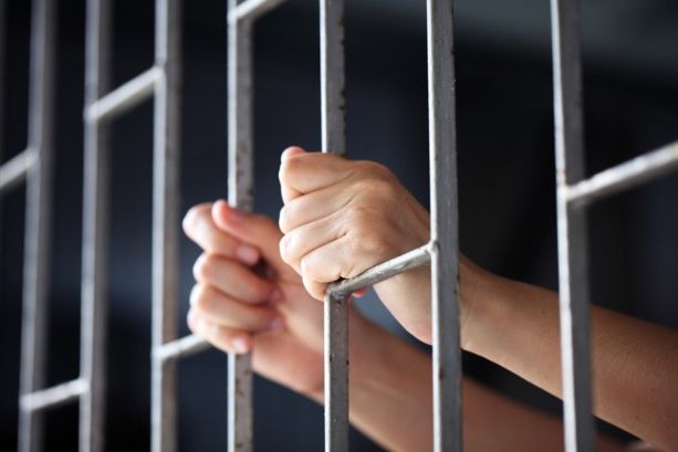 Incendio al carcere di Torino: la polizia penitenziaria porta in salvo i detenuti. Tre agenti intossicati
