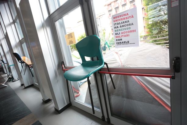 Porte bloccate, tende nell'atrio e assemblea. A Palazzo Nuovo parte l’occupazione [FOTO]