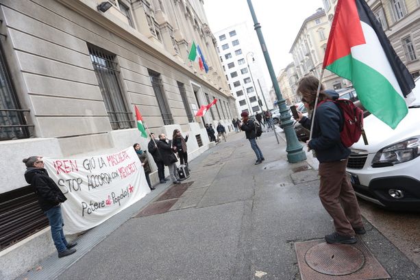 Potere al Popolo: “Iren ufficializzi la fine degli accordi con Mekerot. Fuori Israele da Torino” [FOTO]