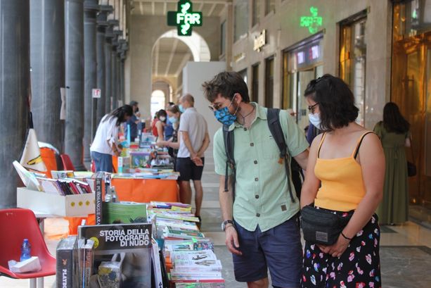 Portici di Carta, la cultura riparte: il centro di Torino si trasforma in una libreria a cielo aperto [FOTO e VIDEO]