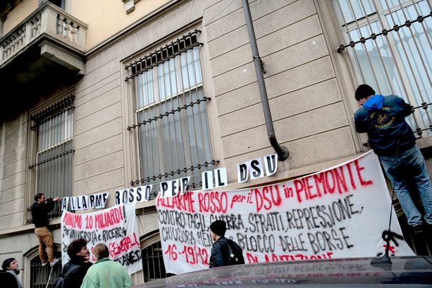 Studenti sotto la sede di EDISU: "Il diritto allo studio è in allarme rosso" Studenti sotto la sede di EDISU: "Il diritto allo studio è in allarme rosso"
