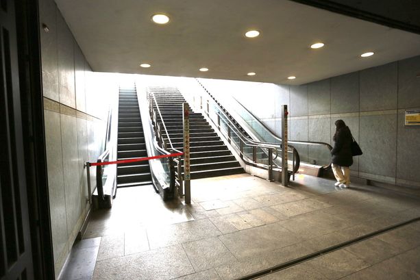 Rissa sulla Metro tra giovani, salta fuori anche una mannaia: servizio sospeso in piazza Carducci Rissa sulla Metro tra giovani, salta fuori anche una mannaia: servizio sospeso in piazza Carducci