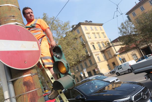 Semafori sostituiti, foglie e tronchi a terra: ferita ancora aperta, ma si riparte: domani previsti altri temporali [FOTO E VIDEO]