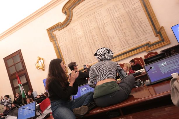 Dentro al Rettorato con le tende. Gli studenti ottengono la richiesta di un incontro congiunto [FOTO e VIDEO]