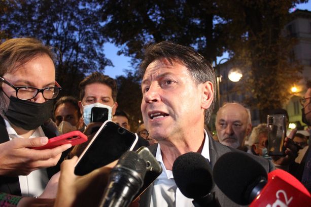 Gli ex Embraco incontrano Conte a Torino: “Rischiamo di finire sotto un ponte, ci aiuti” [VIDEO]