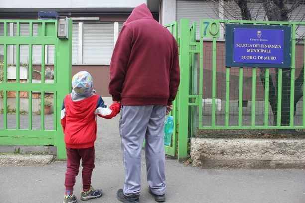 A Torino riaprono parzialmente nidi e materne, la gioia di bimbi e genitori: “Siamo felici”