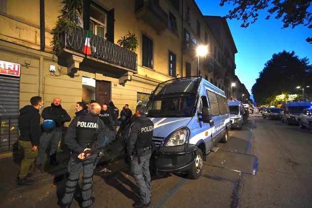Blitz della polizia nel condominio di corso Regina dove sono stati aggrediti tre agenti