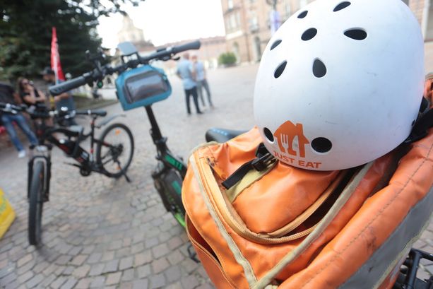 Stop nelle ore più calde, i riders si ribellano. L'allarme della Cgil Torino: &quot;Just Eat non rispetta l'ordinanza della Regione&quot;