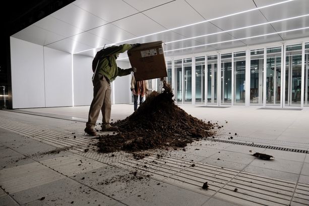 "Siamo ancora nella merda": gli Extionction Rebellion scaricano quintali di letame davanti al Grattacielo della Regione "Siamo ancora nella merda": gli Extionction Rebellion scaricano quintali di letame davanti al Grattacielo della Regione