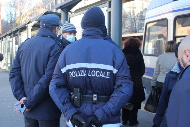 La denuncia di una Consigliera della 8: "Clochard costretto a scendere dal bus 'perché puzza'" La denuncia di una Consigliera della 8: "Clochard costretto a scendere dal bus 'perché puzza'"