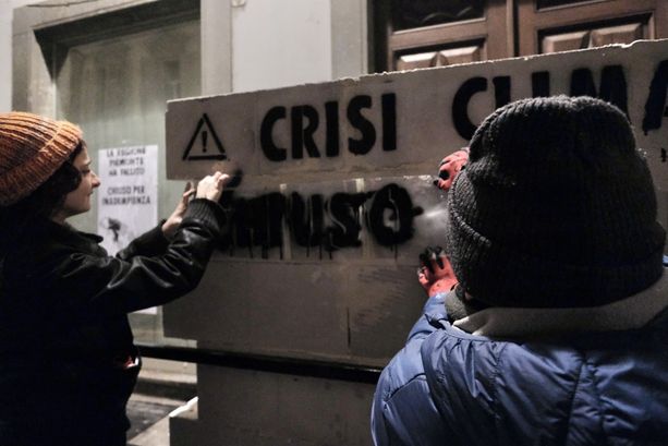 Crisi climatica, i "minions" di Extinction rebellion murano l'assessorato all'Ambiente: "Chiuso per inadempienza" [FOTO]