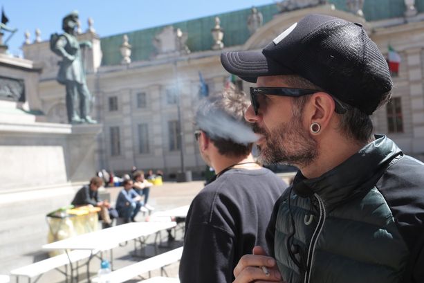 Stretta di Torino sul fumo all’aperto: la norma di 'cortesia' divide i Torinesi [VIDEO]