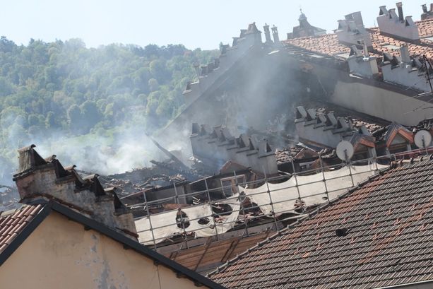 Incendio in Vanchiglia, nessuna previsione di rientro negli appartamenti. Chi stava sotto il tetto ha perso tutto [REPORTAGE]