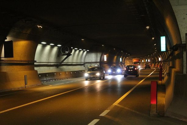 Avigliana, violento scontro tra un'auto e un tir in galleria: un ferito grave Avigliana, violento scontro tra un'auto e un tir in galleria: un ferito grave