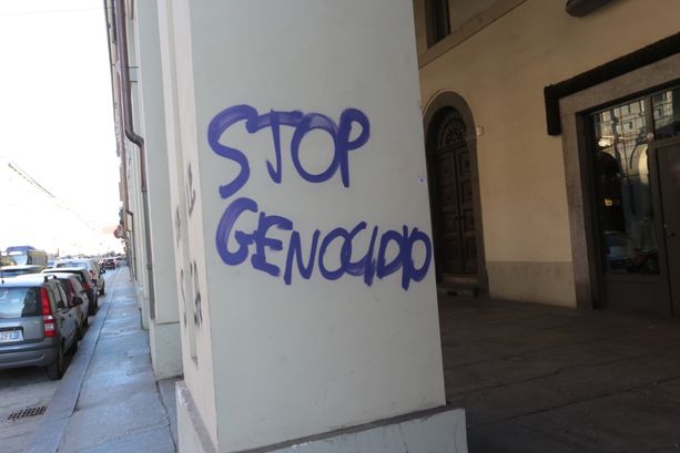 Manifestazione pro Palestina, in centro compaiono scritte contro Israele e la Rai [FOTO E VIDEO]