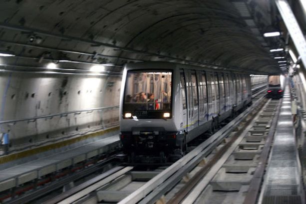 A Torino metropolitana ferma: "Stiamo soccorrendo un passeggero" A Torino metropolitana ferma: "Stiamo soccorrendo un passeggero"