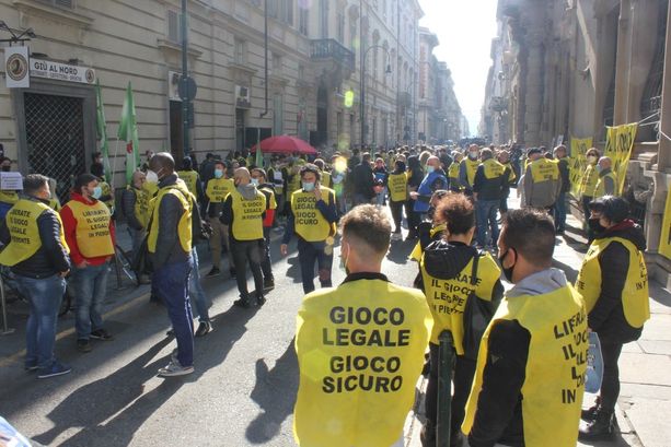 I lavoratori del gioco legale scendono in piazza: “Noi presidio contro l’illegalità”  (FOTO e VIDEO)