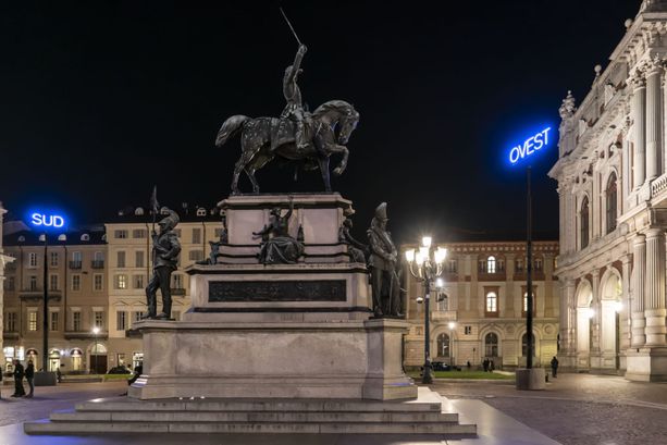 Da domani a Torino le Luci d'Artista 2023. In piazza San Carlo la nuova opera di Anselmo "Orizzonti" : la mappa Da domani a Torino le Luci d'Artista 2023. In piazza San Carlo la nuova opera di Anselmo "Orizzonti" : la mappa