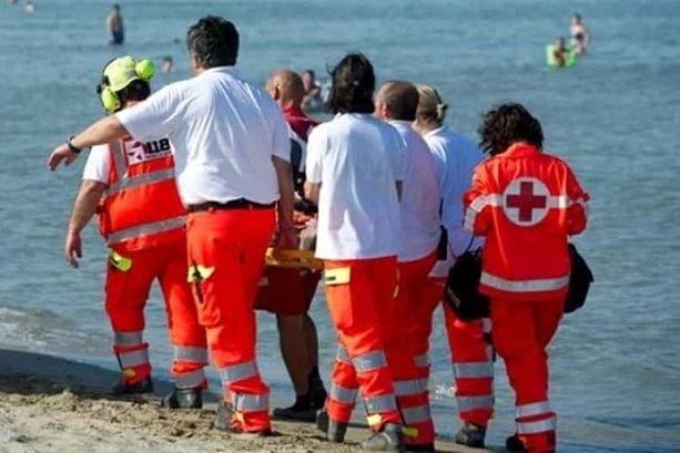 Tragedia in spiaggia ad Andora: muore turista torinese Tragedia in spiaggia ad Andora: muore turista torinese