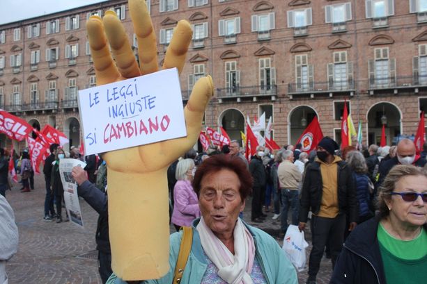 Torino scende in piazza per Mimmo Lucano: "Condannato per abuso di umanità" [FOTO]