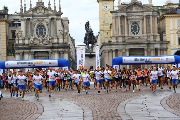 Oggi a Torino si corre la maratona, strade chiuse e viabilità stravolta: tutto quello che c’è da sapere