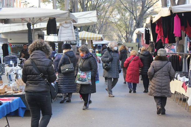 Mascherine all’aperto, i mercati “anticipano” l’ordinanza: tra i banchi sono tutti già protetti [FOTO]