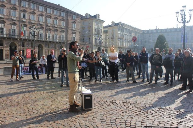 I No Green Pass sotto la Prefettura di Torino: "Ora ci paghino le ore perse"