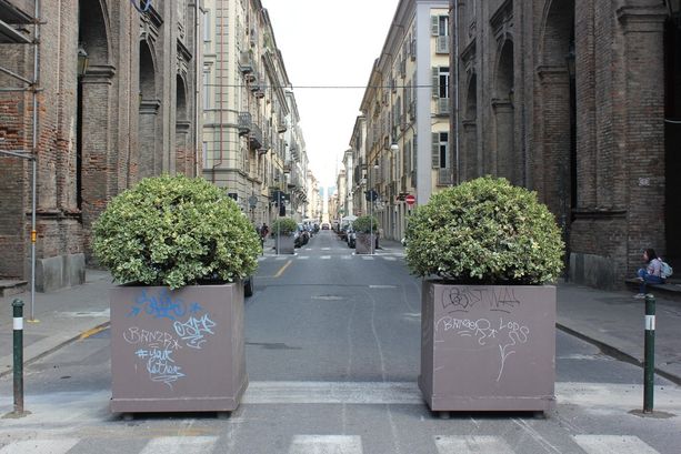 La pedonalizzazione del Polo del ‘900 mal digerita dai commercianti: “Respiriamo smog, viabilità senza senso” [VIDEO e FOTO]