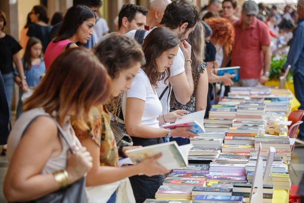 Portici di Carta 2024: torna la libreria all’aperto più grande d’Italia con due km di espositori nel salotto della città Portici di Carta 2024: torna la libreria all’aperto più grande d’Italia con due km di espositori nel salotto della città