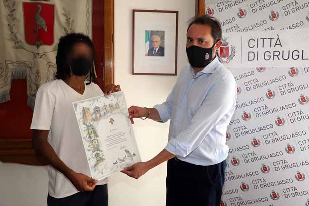 Grugliasco, festa in Comune per il giovane Jamir, che ha soccorso una donna in difficoltà Grugliasco, festa in Comune per il giovane Jamir, che ha soccorso una donna in difficoltà