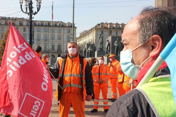 A Torino sfila la rabbia dei cantonieri: "Telefono alla guida e velocità, abbiamo paura di lavorare" [FOTO e VIDEO]