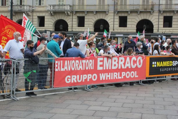 Il dramma ex Embraco fa il giro d’Italia: “Traditi da tutti e voi andate in bicicletta” (FOTO e VIDEO) Il dramma ex Embraco fa il giro d’Italia: “Traditi da tutti e voi andate in bicicletta” (FOTO e VIDEO)