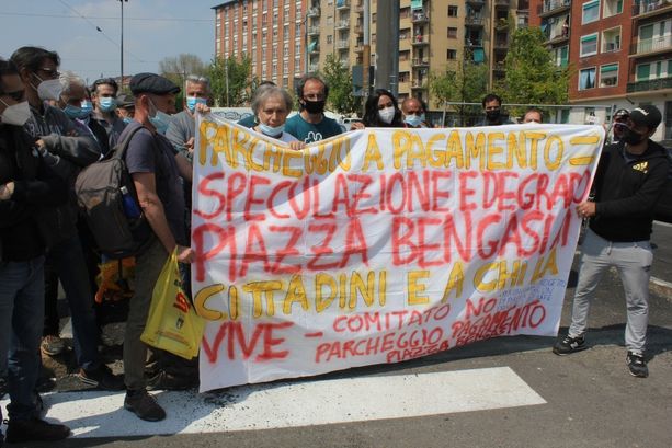 Piazza Bengasi, in superficie è rabbia: “Strisce blu al posto del mercato? Speculazione e degrado” (VIDEO e FOTO) Piazza Bengasi, in superficie è rabbia: “Strisce blu al posto del mercato? Speculazione e degrado” (VIDEO e FOTO)