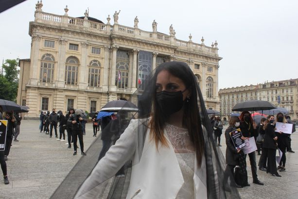 Matrimonio &quot;a lutto&quot; sotto le finestre della Regione: &quot;Dateci una data per ripartire&quot; [VIDEO]