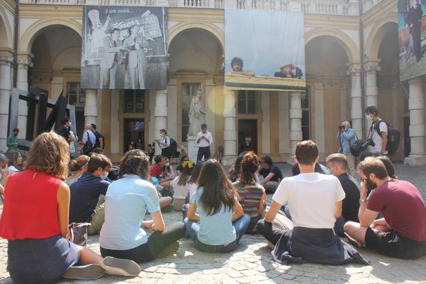 Gli studenti contro il Green Pass occupano il cortile dell'Università di Torino: "E' discriminatorio" [FOTO E VIDEO]