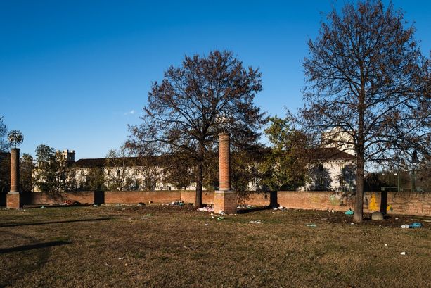 Spazzatura a due passi dalla Porta Palatina: il cuore della vecchia città è una discarica a cielo aperto