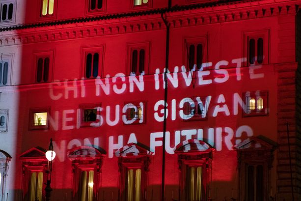 "Chi non investe nei suoi giovani non ha futuro", il blitz con la scritta su Palazzo Chigi è partito da Torino [FOTO]