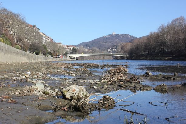 Siccità, Piemonte in ginocchio, ordinanze in 170 Comuni per risparmiare acqua: "E pensiamo a quella dei laghi" [VIDEO]