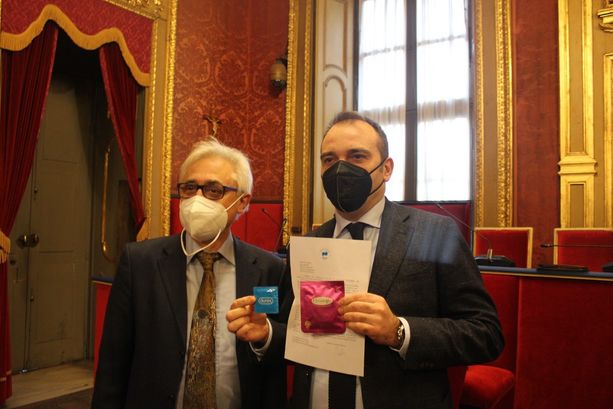 Viale consegna preservativi al sindaco Lo Russo: &quot;Abbassare l’Iva sui profilattici&quot; [FOTO E VIDEO]