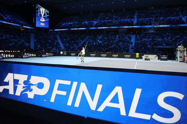 Sinner scrive la storia del tennis italiano: batte Medvedev e vola in finale alle Atp Finals