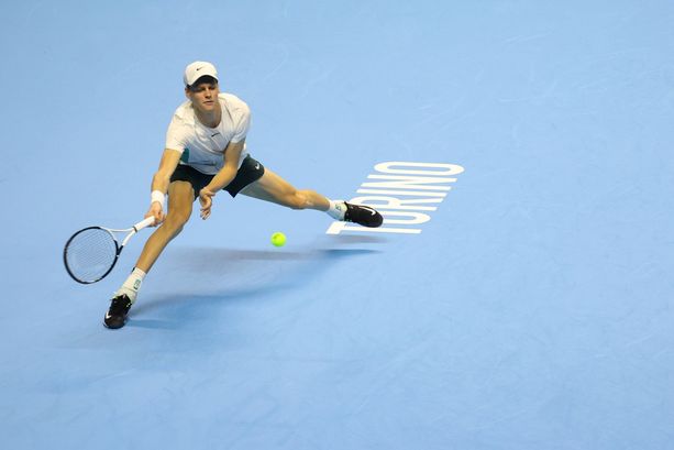 Sinner non si ferma più (e salva Djokovic): battuto Rune, qualificato per le semifinali Atp da primo del girone