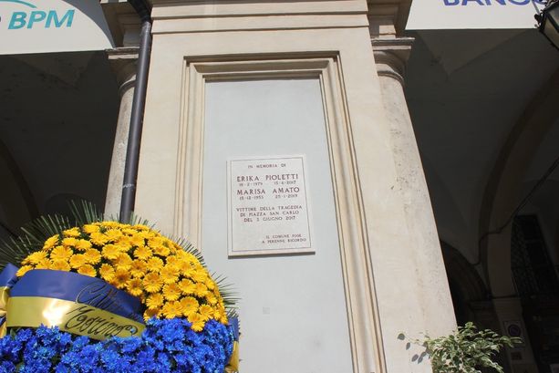 In piazza San Carlo una targa per Marisa Amato ed Erika Pioletti: “Doveroso, ma nulla cancellerà il dolore” [VIDEO e FOTO]