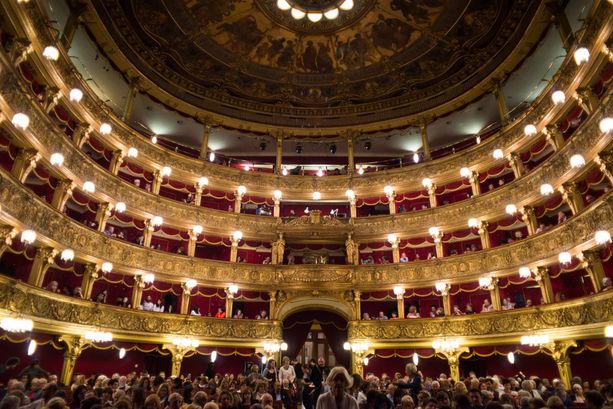 Coronavirus come Godot: teatri chusi a Torino, il mondo dello spettacolo chiede l’apertura di uno “stato di crisi”