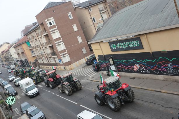 Decine di trattori bloccano Corso Moncalieri e Corso Casale. La protesta degli agricoltori arriva in centro a Torino Decine di trattori bloccano Corso Moncalieri e Corso Casale. La protesta degli agricoltori arriva in centro a Torino