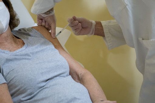 Medico No Vax nella bufera: firmava esenzioni dal vaccino anti-Covid per i pazienti senza permesso. Arrivano i Nas e la diffida dell'Asl