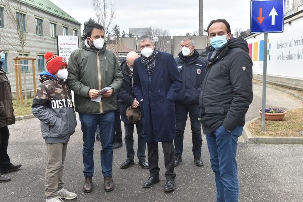 Due prime dosi in due giorni (e la visita di un generale): ecco come funziona l'hub pediatrico di via Gorizia